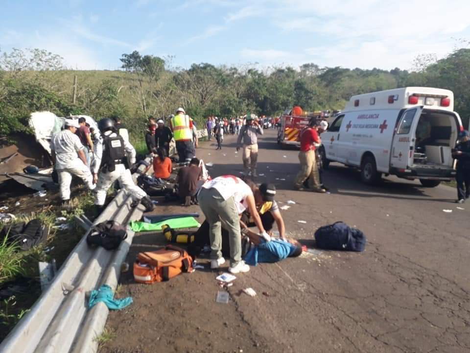 Un migrante fallecido y más de 80 lesionados en accidente vial en Veracruz, México