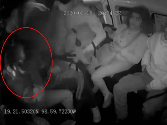 Vídeo registra cuando ladrones golpean en la cabeza a mujer policía por no andar celular