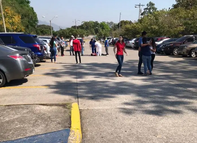 Estudiante resulta herido de bala tras manipular arma con un amigo en una universidad de San Pedro Sula