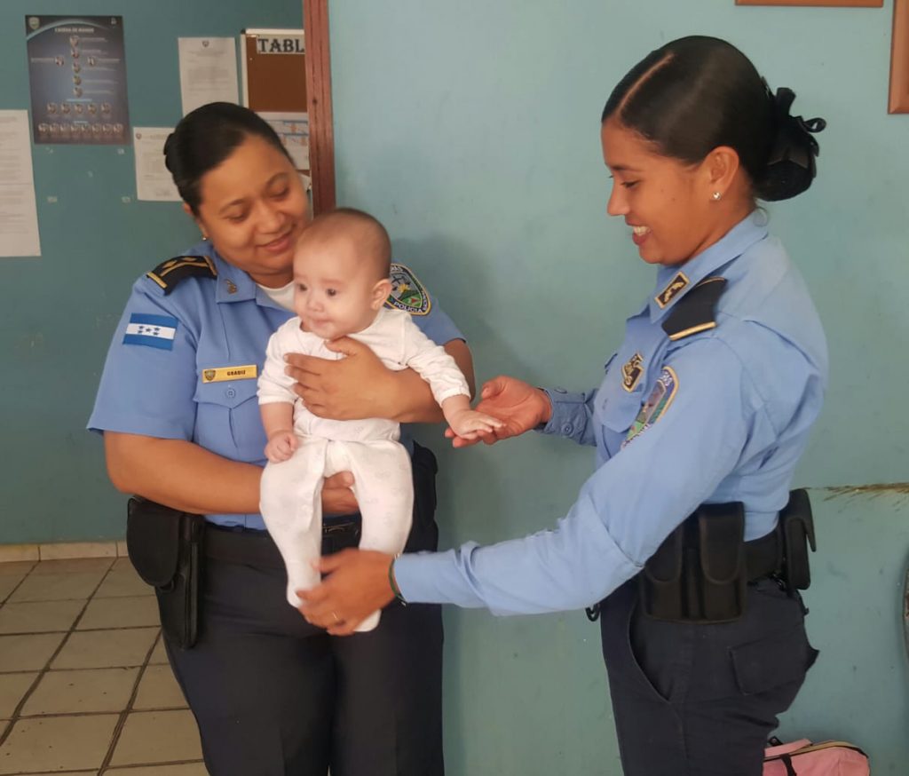 Oficiales cuidan a la bebé.