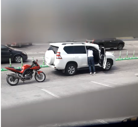 Video: Motociclista asalta a personas que se conducian en una lujosa  camioneta en San Pedro Sula