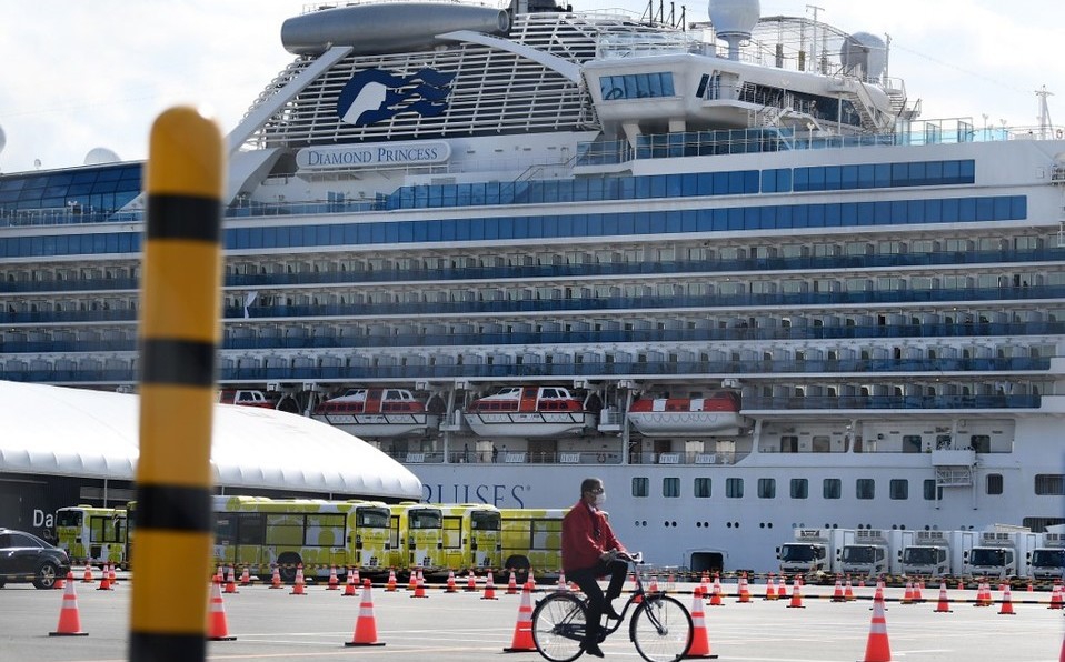 Mueren por coronavirus dos pasajeros del crucero en cuarentena en Japón