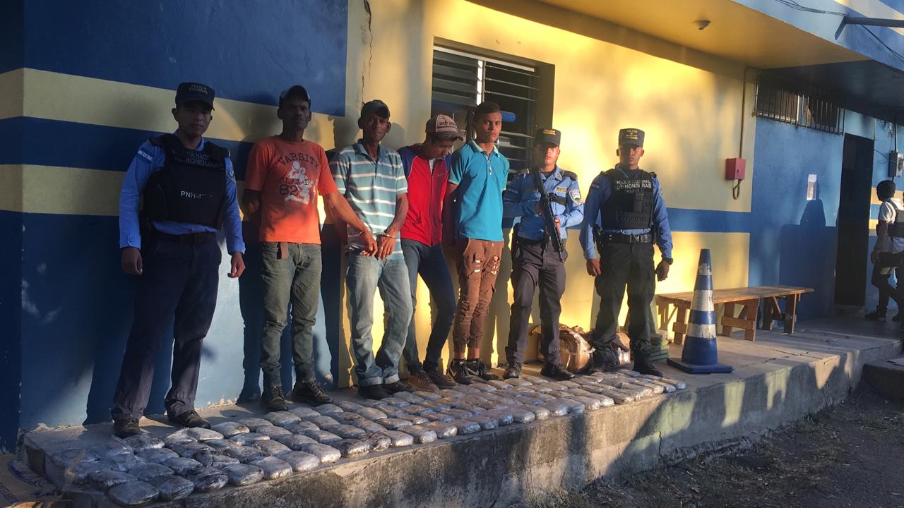 Decomisan más de 100 libras de supuesta marihuana en cajas de cartón dentro de un bus