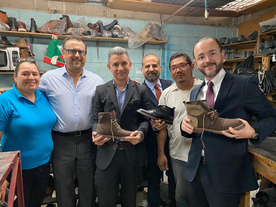 Ejecutivos de la compañía junto al titular de Educación Arnaldo Bueso.