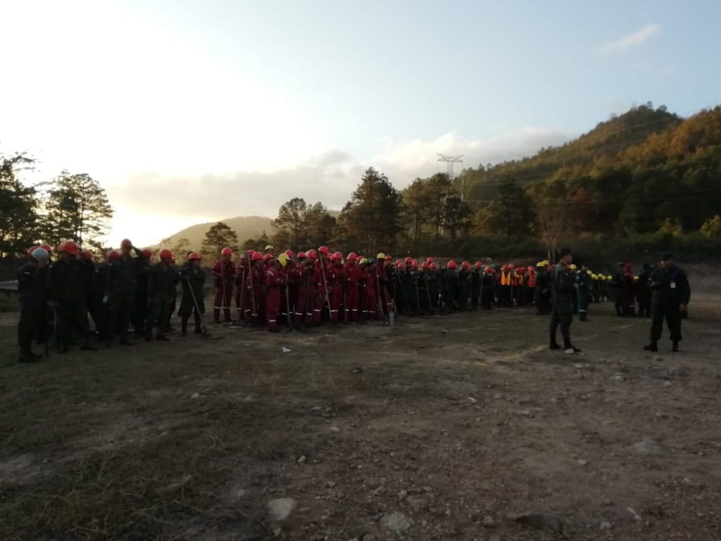 FF.AA y Cuerpo de Bomberos en acción.
