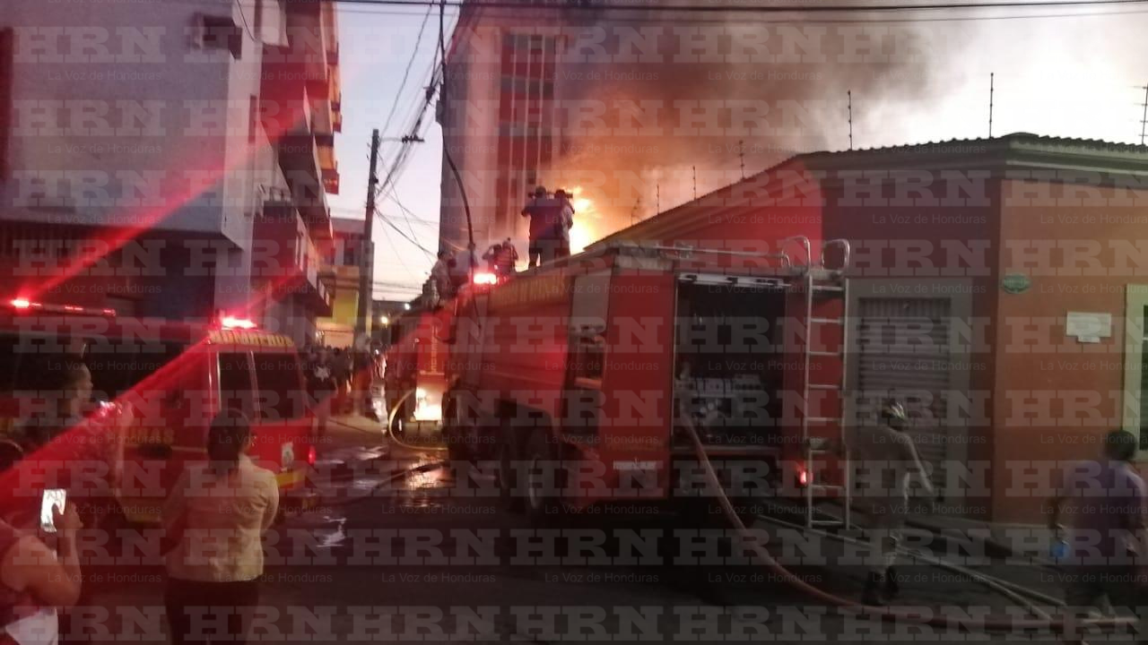 Incendio estructural consumió edificios en el Centro Histórico en la capital de Honduras