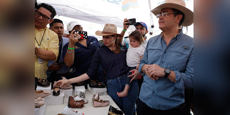 Mira los lindos zapatos de la Séptima Avenida que le compró el presidente Hernández a su nieta en Agafam