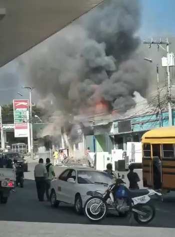 Incendio en la capital consume dos negocios y siete habitaciones de una cuartería