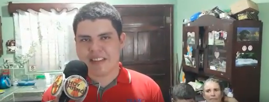 Imagen de Joven hondureño canta frente a centro comercial para pagar cirugía de su padre