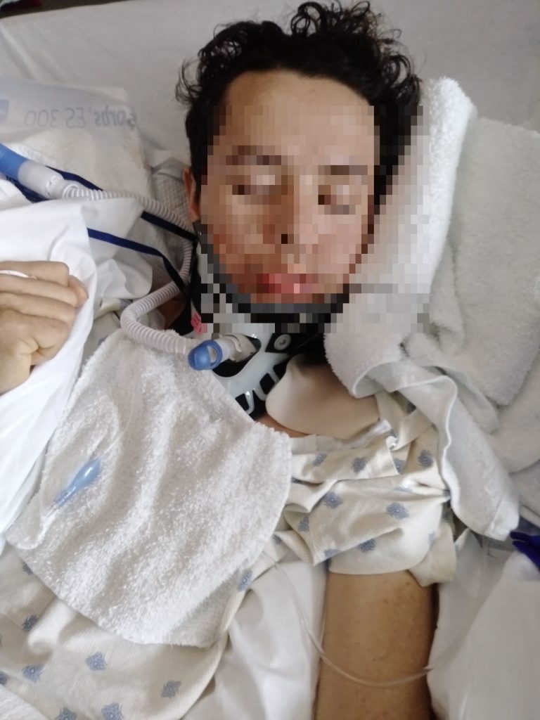 Tras accidente quedó en estado de coma.