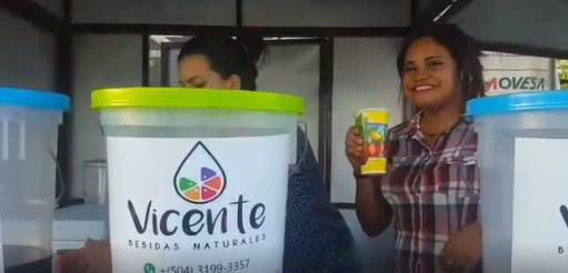 Imagen de Conoce la historia de joven hondureño que emprendió su propio  negocio de venta de jugos