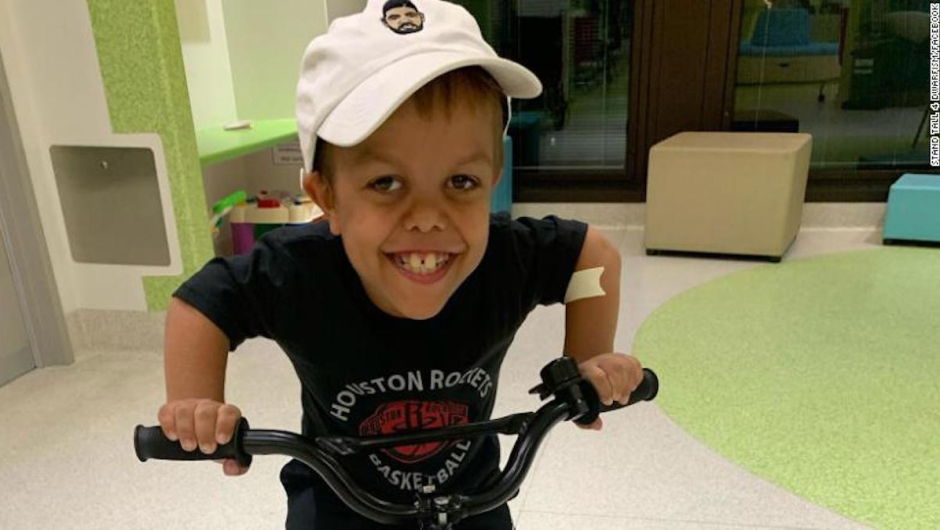 Niño que sufrió bullying por su condición de enanismo visitará Disneyland