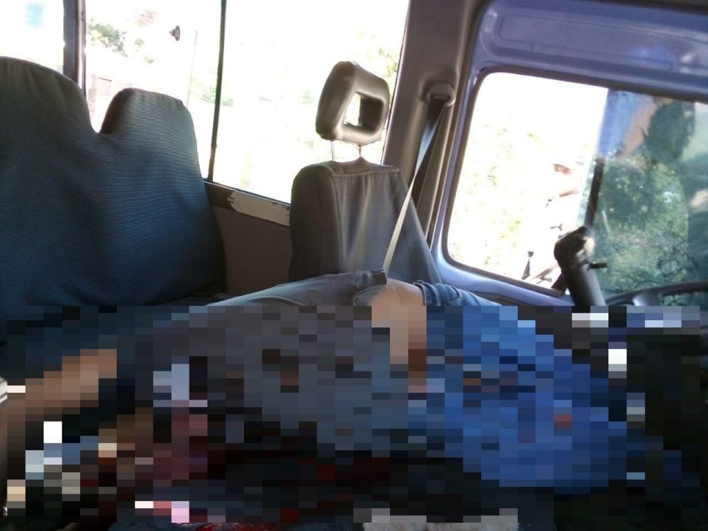 El motorista quedó en el asiento del bus.