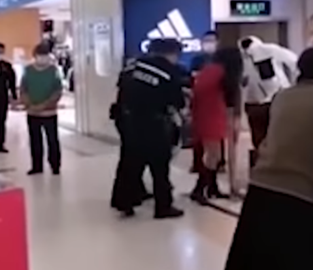 Vídeo: por no usar mascarilla, arrestan a una mujer en un supermercado en China
