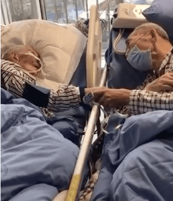 Conmovedor video: Pareja longeva contagiada por coronavirus se despiden tomados de las manos