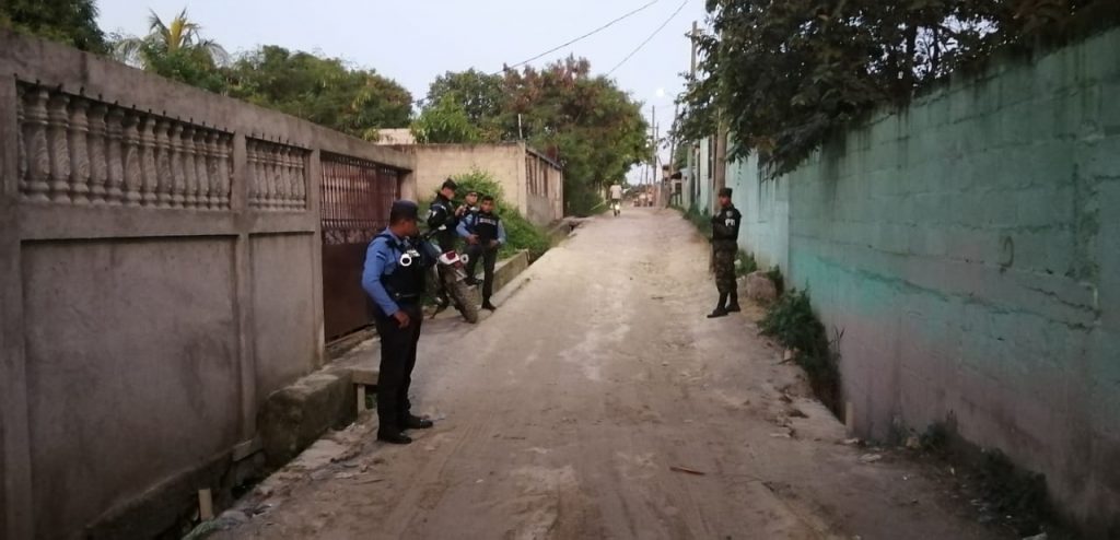 Agentes policiales acordonaron la escena.