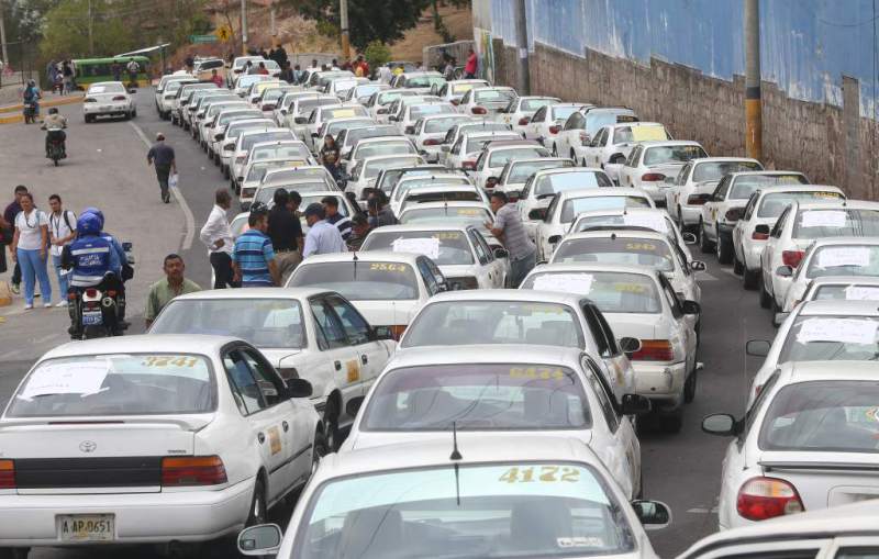 Taxistas anuncian paro de labores la próxima semana ante ola de violencia contra el rubro