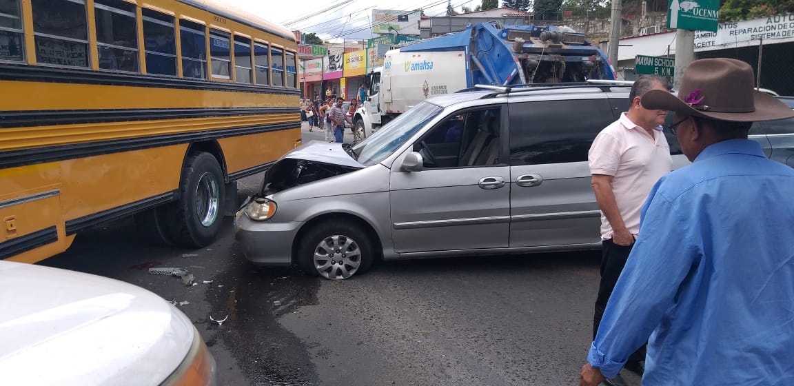 Bus sin frenos impacta contra seis vehículos en la capital, vea las imágenes