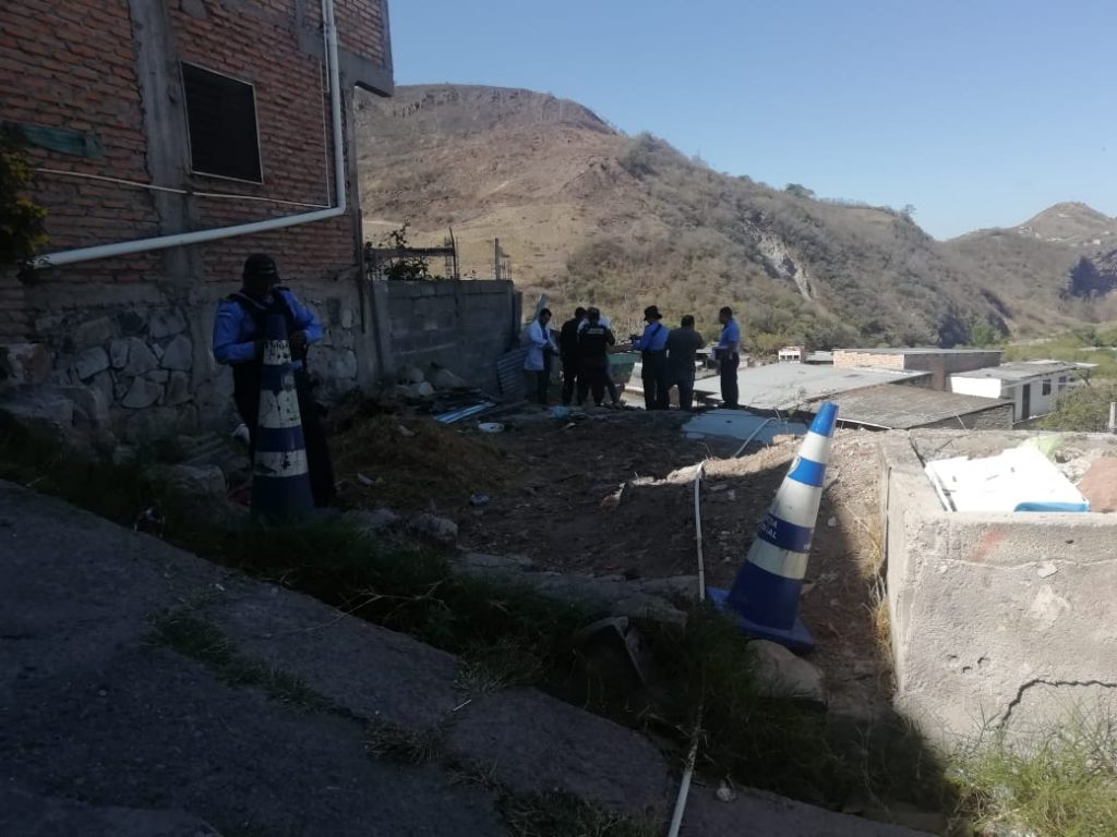 El cuerpo quedó inerte en el lugar.