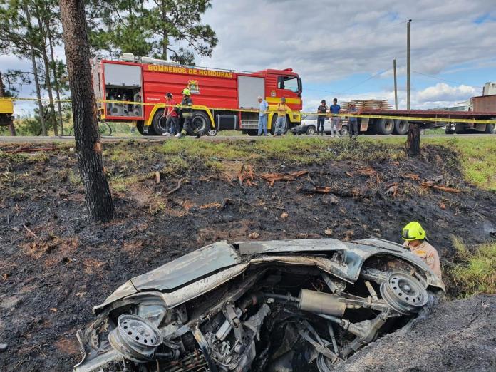 Identifican a los dos hondureños que murieron calcinados, luego de incendiarse su vehículo