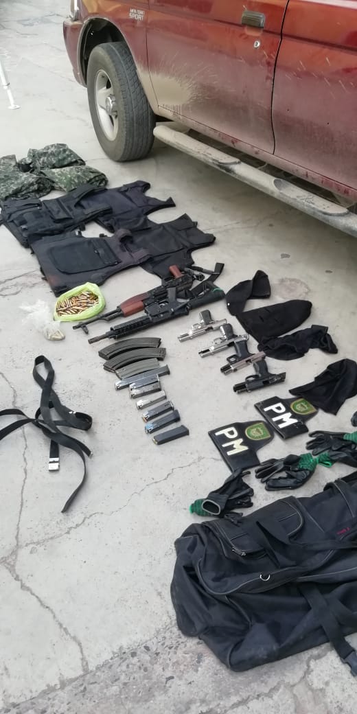 Varias armas de fuego, indumentaria policial y chalecos antibalas fueron encontrados en una lujosa casa de Tegucigalpa
