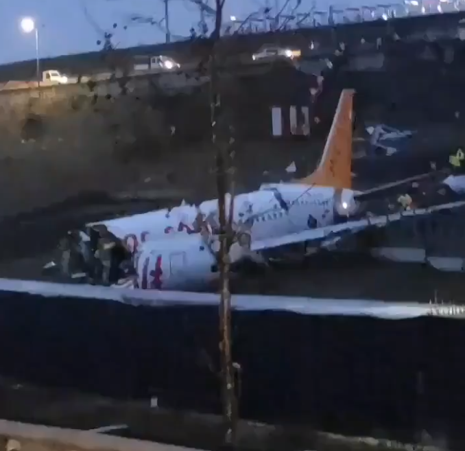 Avión se sale de la pista y se parte en dos en Estambul, Turquía (Vídeos)