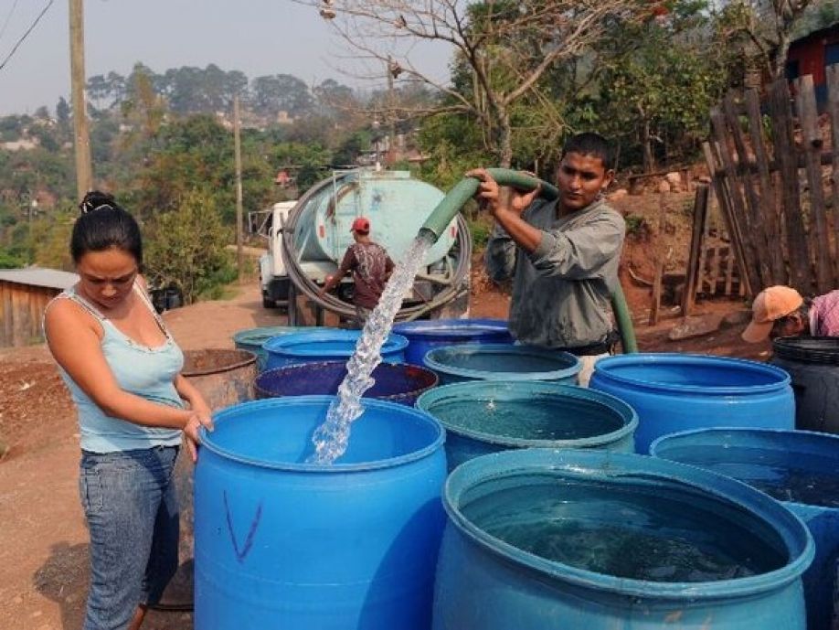 Precio del barril de agua aumenta de 35 a 100 lempiras en Tegucigalpa