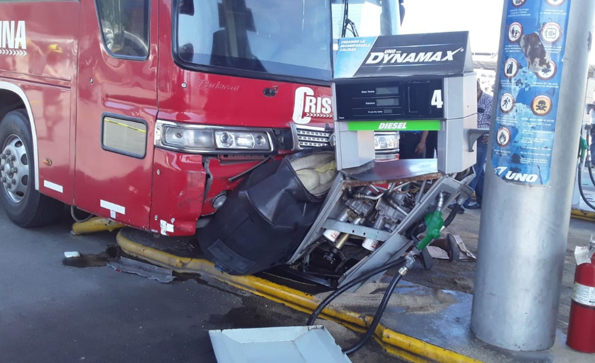 Por falla en el freno de emergencia autobús se estrella contra bomba de gasolinera en San Pedro Sula