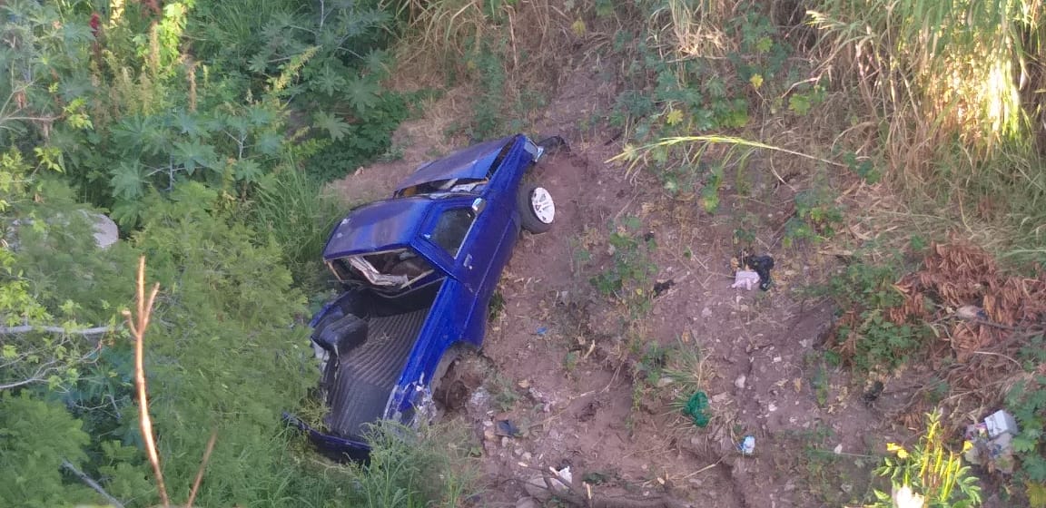 Joven se salva de milagro tras caer con su vehículo a una hondonada en Tegucigalpa