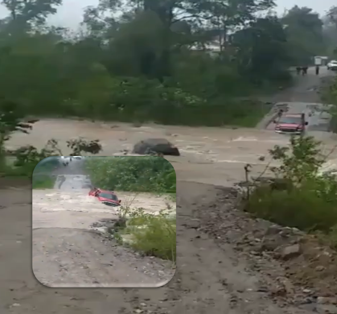 Pick-up es arrastrado por la corriente del río Cangrejal y sus ocupantes se salvan de morir ahogados