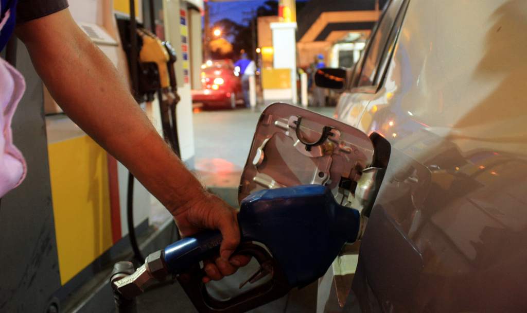 Centavos bajarán los precios de los combustibles en Honduras