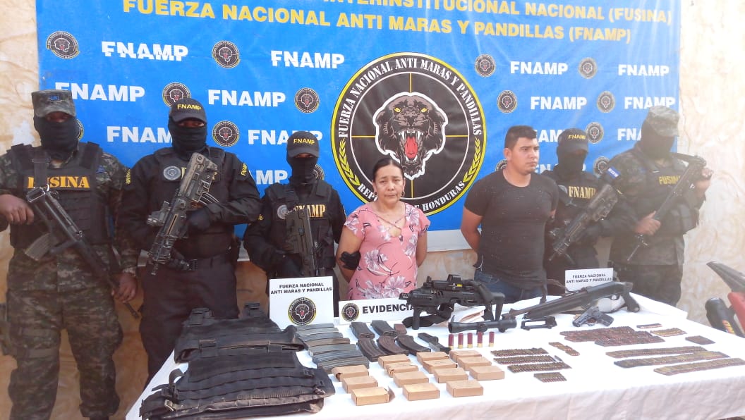 En posesión de armas de fuego, chalecos antibalas y municiones, fue arrestada una pareja en Comayagua