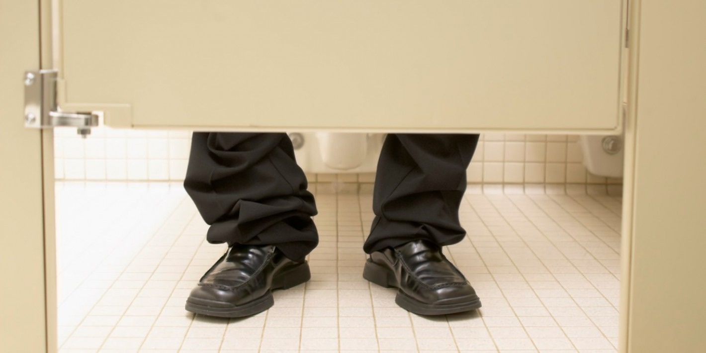 ¿Por qué los hombres deberían de orinar sentados? Aquí la razón