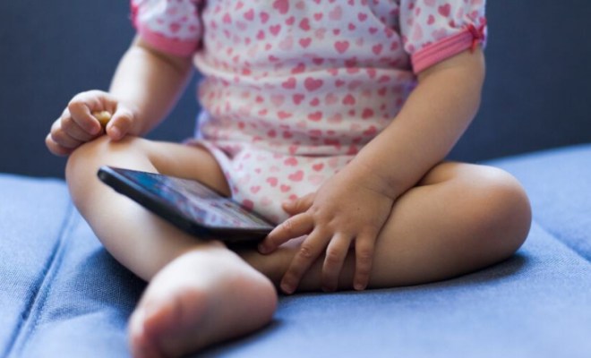 Menor de 2 años salva la vida a su madre al desbloquear un celular y pedir ayuda