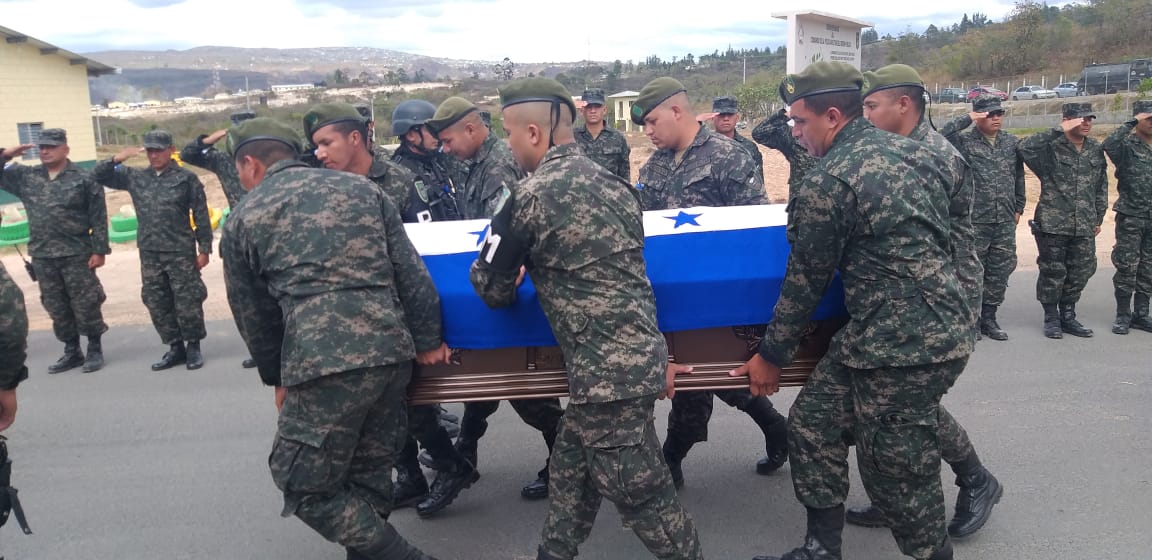 Con honores reciben en Tegucigalpa los cuerpos de dos policías asesinados en la liberación de "El Porkis"