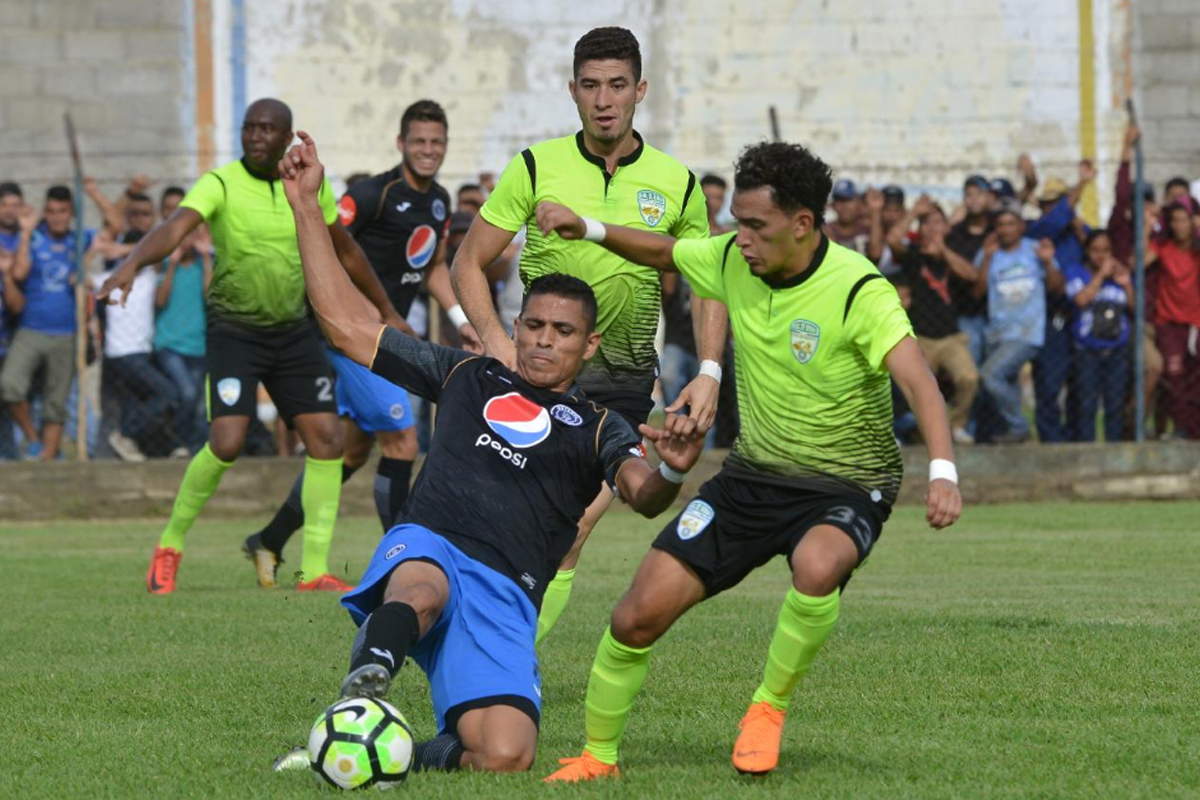 Las águilas de Diego Vazquez empatan contra los mineros de Raúl Cáceres