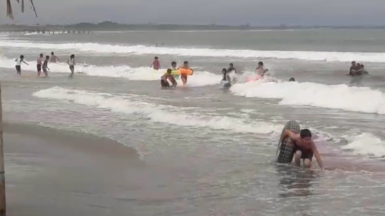 Hondureños se arriesgan en playa de Tela afectada con alto oleaje