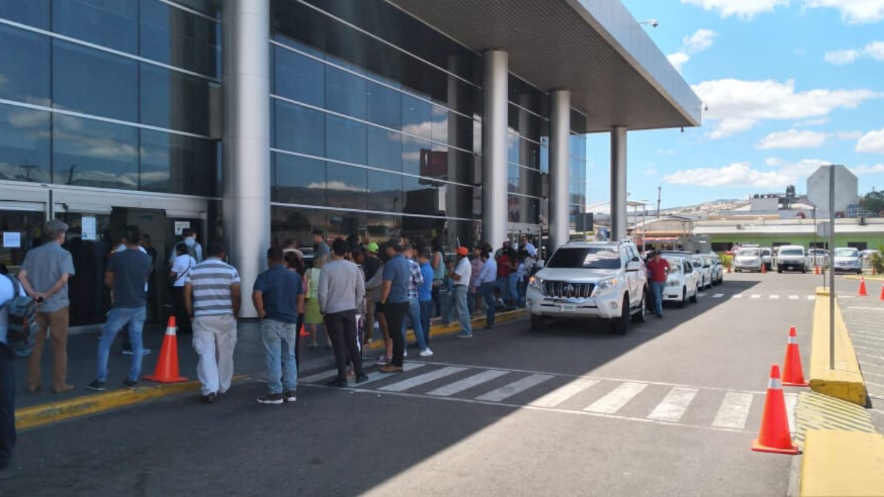 Restricciones de acceso en Toncontín causa aglomeraciones en los estacionamientos