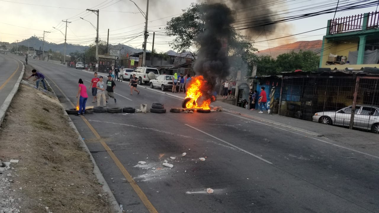 Hondureños confinados por coronavirus bloquearon calles en demanda de comida