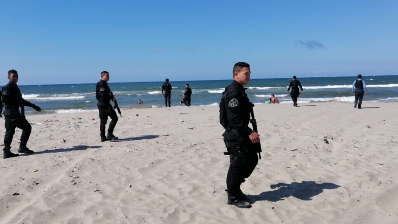 Policía de Honduras se asegura que turistas respeten la alerta roja por Covid-19 en Tela
