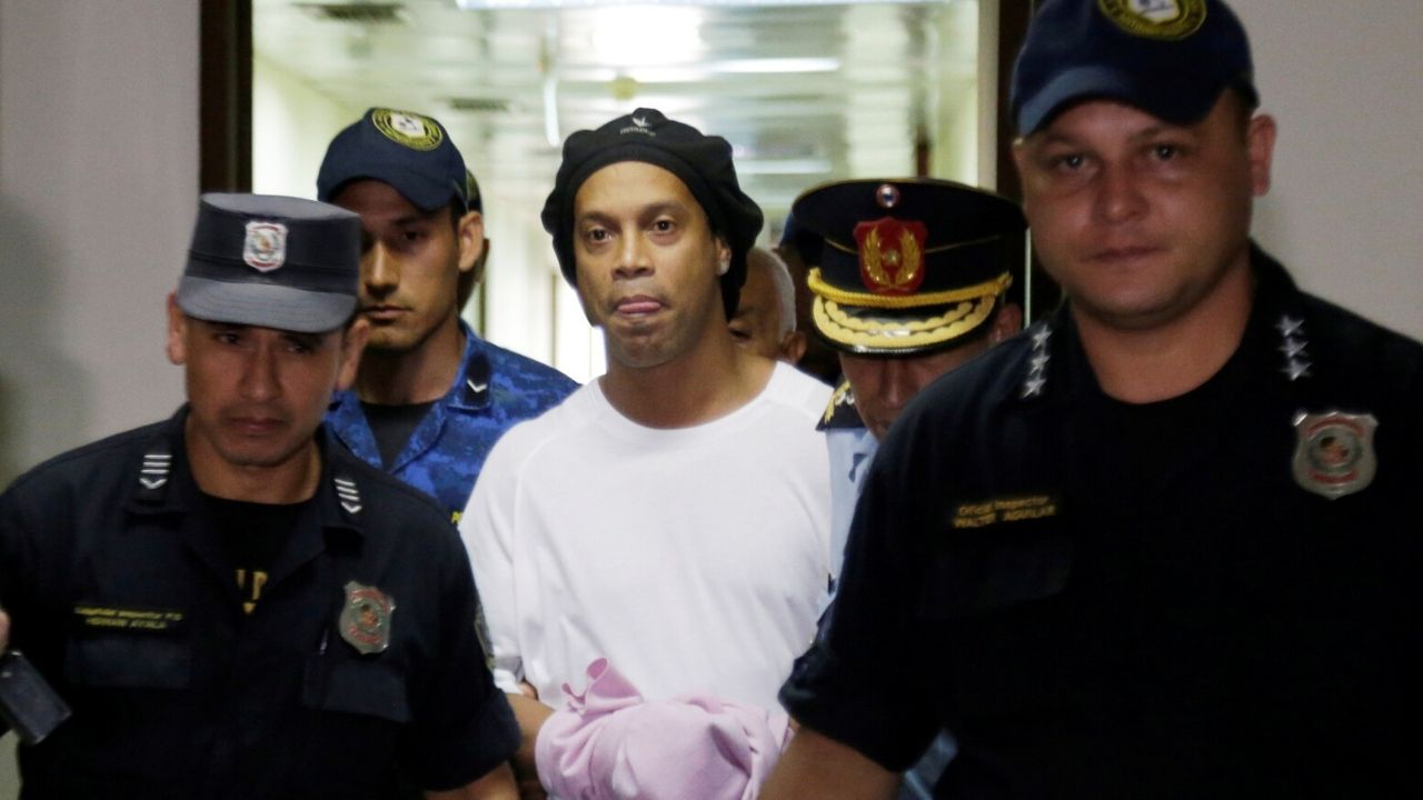 De "tonto" tilda abogado a Ronaldinho