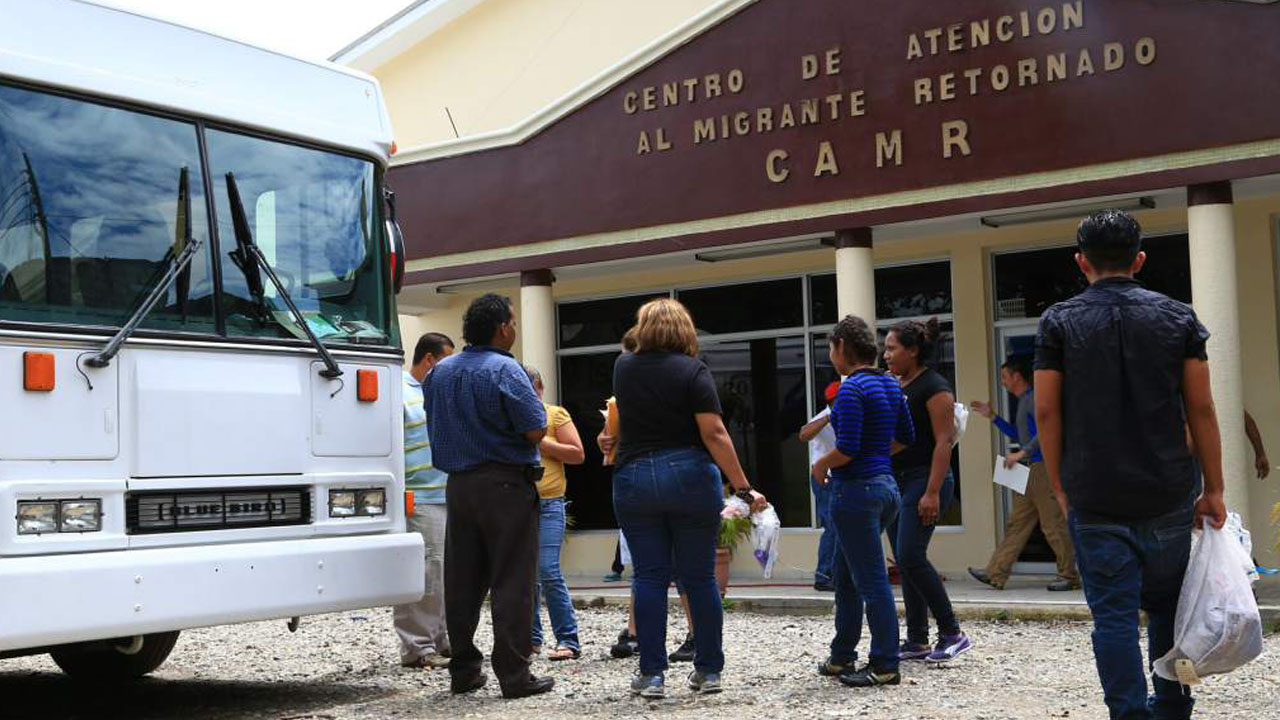 Detienen a 77 migrantes deportados y 15 se fugaron de los controles médicos en San Pedro Sula