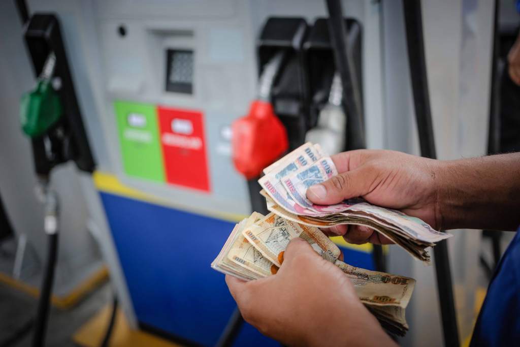 Más de seis lempiras bajará el precio de las gasolinas en Honduras