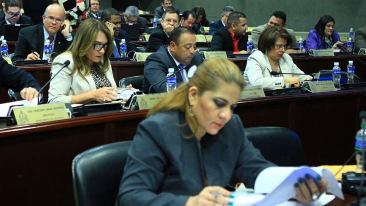 Las mujeres ocupan una cuarta parte de escaños parlamentarios en el mundo y en Honduras son menos