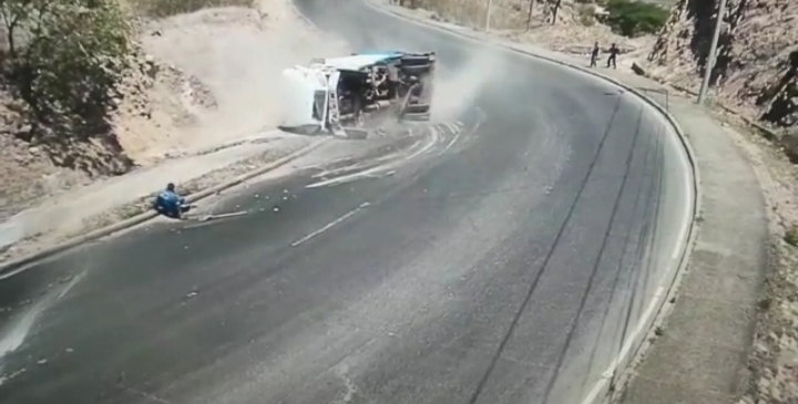 De milagro se salva de morir recolector de basura en aparatoso accidente en Tegucigalpa