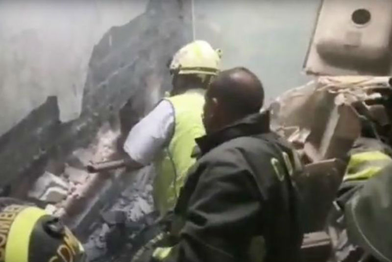 Autoridades mexicanas rescatan a una recién nacida que había sido arrojada entre los muros de una vivienda