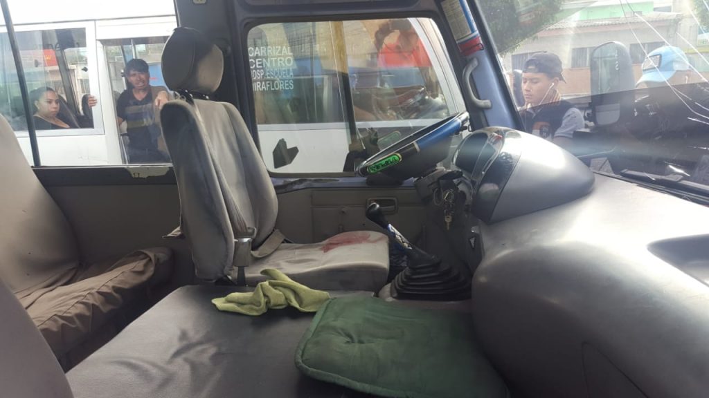 atentan contra conductor