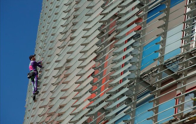 Un francés escala sin protección un edificio de 38 pisos en Barcelona para concienciar sobre el coronavirus