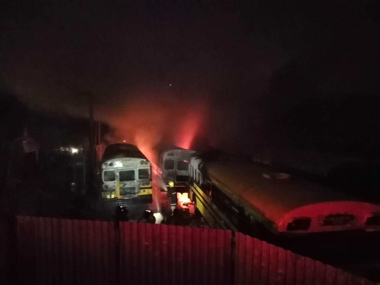 Al menos cinco buses son incendiados por presuntos pandilleros en San Pedro Sula