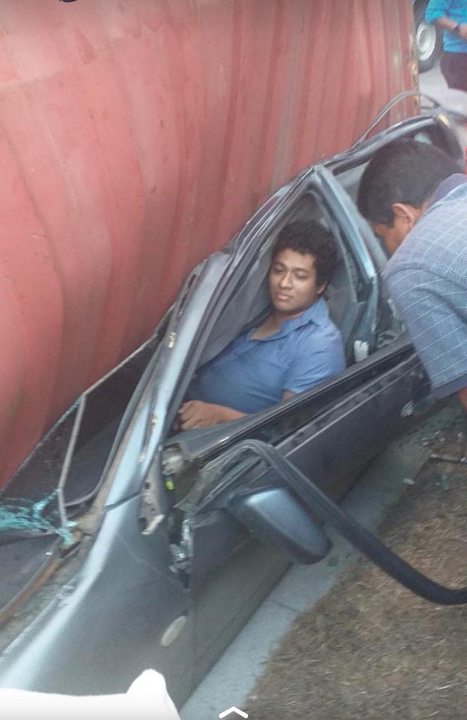 Cámaras captan cuando una rastra le aplasta el carro a estudiante hondureño